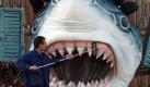 Island ist kurios und liebenswürdig. Alva Gehrmann stellt das Land in ihrem Buch Alles ganz Isi vor. Unter anderem berichtet sie von einer eher ungewöhnlichen Delikatesse.Hai wird in kleineStücke geschnitten und dann laaaaange liegen gelassen. Häkarl sieht angeblich aus wie Käse und riecht wie Ammoniak. Die meistenIsländer essen den Fisch nach eigenenAngaben gerne, spülen ihn aber vorsichtshalber mit Schnaps hinunter, dem Brennivin. Das bedeutet übrigens der schwarze Tod. Foto: dapd