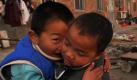 Chinesische Kinder bekommen den Kopf geschoren.  (Foto)