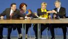 Bundeskanzler Gerhard Schröder (l, SPD) und Bundesaußenminister Joschka Fischer (r, Grüne) unterzeichnen am Mittwoch (16.10.2002) in Berlin den Koalitionsvertrag; zwischen ihnen Entwicklungshilfeministerin Heidemarie Wieczoreck-Zeul (2.v.l.) und Grünen-Vorsitzende Claudia Roth. In einer feierlichen Zeremonie in der Neuen Nationalgalerie hatten die Spitzen von SPD und Grünen ihre Unterschriften unter das 88 Seiten umfassende Dokument gesetzt. dpa/lbn  Foto: dpa