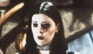 Erica (Erica Leerhsen), Tristen (Tristen Skylar, r.) und Stephen (Stephen Barker Turner) versuchen im neuen Kinofilm 'Blair Witch 2' gemeinsam mit dem dubiosen Geschäftemacher Jeff (Jeff Donovan, l.) einem grauenvollen Geheimnis auf die Spur zu kommen (undatiertes Archivbild von 2000). Gemeinsam mit der jungen Kim, die übersinnliche Gaben zu besitzen glaubt, haben sich Tristen, Erica und Stephen bei Jeff zu einer Expedition in die berüchtigten Wälder der Black Hills angemeldet. Sie wollen die Rätsel um die sagenumwobene Hexe Elly Kedward und drei vor einigen Jahren verschwundene Studenten ergründen. Doch schon nach der ersten Nacht, die sie neben dem Haus eines gehenkten Kinderschlächters verbringen, nehmen seltsame Ereignisse ihren Lauf: Ein unheimliches Wesen hat von den vier 'Eindringlingen' Besitz ergriffen. dpa (zu dpa-KORR: ''Blair Witch 2': Zweiter Teil der Jagd auf die Hexe Blair' vom 05.11.2000) Foto: dpa
