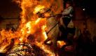 Ein Mann im spanischen San Bartolome de Pinares reitet auf einem Pferd waghalsig durch ein großes Lagerfeuer. Die Vorführung gehört zum Programm des Festes zu Ehren des Heiligen Anthony, dem Schutzpatron der Tiere.  Foto: dapd