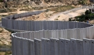 A view of the controversial 'separation barrier,' or wall at the Shuafat refugee Camp on the northern outskirts of jerusalem on 17 May 2009 as Israeli Prime Minister Benjamin Netanyahu arives in Washington DC to hold his first talks with US President Barack Obama. It is believed Netanyahu will propose that joint teams draft a new road map for the Palestinian peace process and a new strategy on Iran, but that the Israeli leader will not back a 'two states for two peoples' peace plan. Foto: dpa