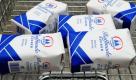 Fünf Packungen Zucker liegen in einem Einkaufswagen in einem Supermarkt in Frankfurt (Oder). Die Lebensmittelgeschäfte entlang der deutsch-polnischen Grenze rationieren derzeit Zucker, da viele Polen nach Deutschland kommen um günstig Zucker zu kaufen. In Polen kostete das Kilogramm Zucker etwa drei mal so viel wie in Deutschland. Foto: dpa