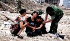 Bewohnerinnen eines Dorfes in der chinesischen Provinz Gansu beweinen den Verlust ihrer Angehörigen. Helfer versuchen noch immer Überlebende aus den Trümmern zu bergen. Nach massiven Regenfällen starben hunderte Menschen in den Fluten, mehr als tausend werden vermisst.  Foto: ap