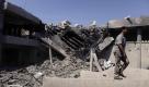 In this photo taken on a government-organized tour, a man walks on a ledge in front of a bomb damaged residence in Tripoli, Libya, Friday, Aug. 19, 2011. Several explosions shook the capital early Friday as NATO jets were heard circling overhead. (AP Photo/Dario Lopez-Mills) Foto: dapd