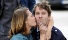 Die Schauspieler Christian Ulmen und Felicitas Woll posieren in Hamburg bei den Dreharbeiten zum Film Vater Morgana. Geplanter Kinostart der turbulenten Vater-Sohn-Beziehung ist in der zweiten Jahreshälfte 2010. Foto: dpa