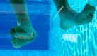 Aber zu viel Wasser ist auch nicht gut und kann die Füße in die Bredouille bringen. Denn wer den ganzen Tag im Schwimmbad herumplanscht, ist zwar abgekühlt und gutgelaunt. Aber die Haut ist aufgeschwemmt und aufgeweicht. Das kann zu Rissen und Verletzungen führen und macht die Füße anfälliger für Fußpilz. Besonders, wenn man sie anschließend unabgetrocknet in einen Nylonstrumpf stopft. Foto: ddp