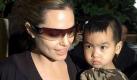 ARCHIV - Hollywoodstar Angelina Jolie trägt am 23.12.2004 in Beirut ihren Adoptivsohn Maddox auf dem Arm (Archivfoto).Während vor allem amerikanische Promis immer wieder Kinder aus dem In- und Ausland als eigene annehmen, ist die Zahl der Adoptionen und der Bewerber in Deutschland 2009 auf den tiefsten Stand seit der Wiedervereinigung gesunken. EPA/NABIL MOUNZER (zu dpa0366 vom 04.08.2010) +++(c) dpa - Bildfunk+++
 Foto: dpa