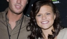** FILE ** This file photo of Feb. 10, 2008 taken in London shows Jade Goody, right, and Jack Tweed, who are due to get married on Sunday Feb. 22, 2009. The cancer-stricken reality TV star has chosen a country house hotel just eight miles from her home in southern England to tie the knot. The ceremony will be aired on cable television, and the photographs printed in OK! magazine. A brash young British reality TV star whose ups and downs have captivated the nation is approaching her death the same way she has lived _ on television. Given just months to live from cervical cancer that spread to her liver and bowels, 27-year-old Jade Goody sees no reason to turn the cameras off now. (AP Photo/ Anthony Devlin/PA Wire, File) ** UNITED KINGDOM OUT NO SALES NO ARCHIVE ** Foto: ap