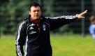HSV-Urgestein Cardoso packt's an: Der neue Interimstrainer des Fußball-Bundesligisten Hamburger SV, Rodolfo Esteban Cardoso, leitete heute das Training. Nach der Trennung von Trainer Oenning am Vortag sucht der HSV derzeit einen neuen Coach. Cardoso trainierte bislang nur die Amateure. Foto: dpa