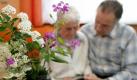 Männer übernehmen immer häufiger die Pflege ihrer Partnerinnen. Foto: dpa