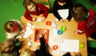 Kinder spielen in Berlin in einer Kindertagesstätte an einem Tisch. Die Zahl der in Berliner Kitas betreuten Kinder hat zugenommen. Im März 2009 wurden in 1859 Einrichtungen 117.519 Mädchen und Jungen unter 14 Jahren betreut, wie das Amt für Statistik Berlin-Brandenburg mitteilte.  Foto: ddp