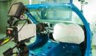 Um geeignete Materialien zu bestimmen, werden Airbags und ihre bauliche Umgebung in einer Klimakammer auf extreme Temperaturen zwischen minus 35 und plus 106 Grad Celsius gebracht, denn die Airbags entfalten sich so unter unterschiedlichem Druck. Foto: pi