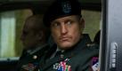 Sein Vorgesetzter Captain Tony Stone (Woody Harrelson) legt seinem neuen Kompagnon einen strengen Regelkatalog für die Übermittlung der Botschaften vor: Keine Berührungen, keine umschweifenden Umschreibungen, kein Guten Tag zur Begrüßung. Foto: Senator