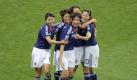 Die japanischen Spielerinnen freuen sich über ihren Gemeinschaftssieg. Foto: dpa
