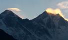 Clouds hover above the world's highest peak Mount Everest, (8,850-meters) left and Mount Lhotse, (6,516 meters), right, as seen from Syangboche, about 125 kilometers (80 miles) northeast of Katmandu, Nepal, Wednesday, May 19, 2010. Thousands of Western backpackers visit during the spring season to hike in Nepal, home to dozens of popular mountain trails. (AP Photo/ Binod Joshi) Foto: AP / Binod Joshi