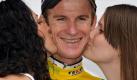 Na klar, the Winner takes it all, in diesem Fall: schöne Frauen, was sonst. Der Australier Michael Rogers ist gerade 23,4 Kilometer Fahrrad gefahren und freut sich über die Sandwich-Bussis der bestellten Damen.  Foto: dpa