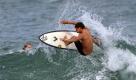 Die Surfer vor Hawaii tummeln sich auf den besten Wellen - und messen ihr Können. Foto: ap