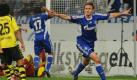 Mit breiter Brust: Der Schalker Benedikt Höwedes (r) dreht nach seinem Tor zum zwischenzeitlichen 1:1-Ausgleich jubelnd ab. Foto: dpa