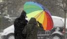 People hiding under a colored umbrella in the snow in Gelsenkirchen at the Ruhrarea, Germany, Saturday, Jan. 9, 2010. Low-pressure area 'Daisy' is responsible for a lot of snow combined with strong wind all over Germany. The country faces a strong winter with temperatures down to minus 15 degrees Celsius (5 degrees Fahrenheit). (AP Photo/Martin Meissner) Foto: ap