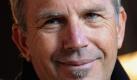 ARCHIV: Der US-amerikanische Schauspieler und Musiker Kevin Costner, aufgenommen in Bremen waehrend seines Eintrags ins Goldene Buch der Hansestadt Bremen (Foto vom 20.10.09). Schauspieler Kevin Costner ('Der mit dem Wolf tanzt') hat mit seiner Kinderschar nun eine Handballmannschaft zusammen. Der 55-Jaehrge wurde am Mittwoch (02.06.10) zum siebten Mal Vater, wie sein Sprecher der Zeitschrift 'People' sagte. Costners Ehefrau Christine Baumgartner brachte in Kalifornien ihr drittes gemeinsames Kind, Tochterchen Grace Avery, zur Welt. Mutter und Baby sind den Angaben zufolge wohlauf. (zu ddp-Text) Foto: David Hecker/ddp Foto: ddp