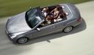 Ein offener Klassiker mit vier vollwertigen Sitzplätzen: das E-Klasse Cabriolet von Mercedes. Foto: dpa