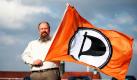 Der Landesvorsitzende der Piratenpartei in Niedersachsen, Arne Hattendorf, posierte heute in Braunschweig mit einer Fahne der Partei. Die Piratenpartei hat ihre Mitgliederzahl in Niedersachsen binnen sechs Wochen um etwa 40 Prozent erhöht. Bei der Niedersachsenwahl im Januar 2013 rechnet sie mittlerweile mit einem Einzug in den Landtag. Foto: dapd