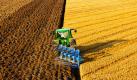 Der Landwirt von heute hat es deutlich bequemer als mancher glaubt: Er sitzt in der klimatisierten Fahrerkabine einer technisch hoch entwickelten Landmaschine - und überlässt nun auch das Lenken einem satellitengesteuerten Navigationssystem. Der Landmaschinenhersteller John Deere hat hierfür schon viele seiner Traktoren und Erntemaschinen mit GPS-Systemen ausgerüstet. Foto: John Deere/dpa