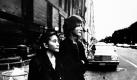 Auf diesem Plattencover eines Albums von John Lennon ist der Sänger mit seiner Frau Yoko Ono vor ihrem damaligen Apartment zu sehen, wo Lennon 1980 von einem Fanatiker erschossen wurde. Drei Jahrzehnte nach der Ermordung ihres Mannes lehnt Yoko Ono Gnade für den Täter ab. Die Witwe des Beatles-Stars sagte am Rande einer Diskussionsveranstaltung in Beverly Hills, Mark David Chapman bleibe eine Gefahr für sie, ihre Familie und möglicherweise auch ihn selbst. Foto: ap