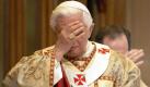 In Großbritannien ist ein vertrauliches Papier mit despektierlichen Überlegungen zu einem idealen Papstbesuch aufgetaucht. Darin heißt es unter anderem, Benedikt XVI. solle eine Abtreibungsklinik eröffnen, ein homosexuelles Paar segnen und Kondome verteilen. Foto: dpa