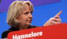 In Nordrhein-Westfalen schaffte Hannelore Kraft, was kaum jemand nach der Landtagswahl 2010 für möglich gehalten hatte. 20 Monate lang regierte sie mit den Grünen in einer Minderheitsregierung, bis der Landtag sich Mitte März nach gescheiterten Haushaltsberatungen auflöste. Umfragen sehen Kraft dennoch auf dem Höhepunkt ihrer Popularität. Sie gilt inzwischen als die «Herzdame der SPD» und vielen an der Basis als Kanzlerkandidatin nach Maß, doch ihr Herz hängt an NRW. Foto: dpa/Oliver Berg/Archiv