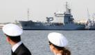 Marinesoldaten beobachten auf der Pier im Marinestützpunkt der Deutschen Marine in Warnemünde das Einlaufen des Tenders Donau. Nach einem fast achtmonatigem UN-Einsatz vor der libanesischen Küste kehrte der Tender in seinen Heimathafen Warnemünde zurück. Foto: dapd