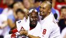 Der Spieler Jimmy Rollins von den Philadelphia Phillies bekommt von seinem Teamkollegen Shane Victorino Rasiercreme in Gesicht geschmiert, nachdem ihr Baseball-Team mit 7:6 gegen die Cleveland Indians gewann. Foto: ap