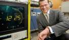 Uhrenvergleich mit der Zeitmacherin: Karl-Theodor zu Guttenberg hat sich im Juli an der Atomuhr in der Braunschweiger Physikalisch-Technischen Bundesanstalt (PTB) auf die richtige Zeit gebracht. Jetzt muss auch er wieder umstellen.

 Foto: dpa