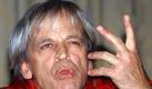 Der bereits 1991 verstorbene Schauspieler Klaus Kinski war das Paradebeispiel eines Exzentrikers, der seine Interviewpartner entweder verbal angriff oder gar nicht mit ihnen redete. Legendär ist die Premiere seiner Berliner Uraufführung Jesus Christus Erlöser 1971, bei der er Zwischenrufer aus dem Publikum mit Du dumme Sau beschimpfte. Foto: dpa