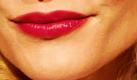 Ein Versuch, die Lippen aufzuspritzen, ging vor Jahren massiv in die Hose, gestand ProSieben-Plaudertasche Sonya Kraus in ihrem Buch Baustelle Body. Eine Betonung ihres Mundwerks erreicht sie auch mit der richtigen Farbe. Foto: dpa