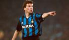 Die erfolgreichste Zeit seiner Laufbahn erlebte Lothar Matthäus in Mailand. Er kam 1988 aus München, gewann mit Inter 1989 die erste Meisterschaft seit neun Jahren und galt neben Diego Maradona als bester Spieler der Liga. Im Dress der Nerazzurri wurde Matthäus zweimal (1990 und 1991) Weltfußballer des Jahres. Mit 115 Serie-A-Einsätzen, 40 Toren und einer Bekanntschaft namens Lolita im Gepäck, kehrte der Nationalmannschaftskapitän 1992 zurück zum FC Bayern München. Foto: imago