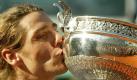 Auch das Finale der French Open 2004 hatte es in sich. Wieder standen sich zwei Landsmänner gegenüber, diesmal Gaston Gaudio und Guillermo Coria. Das erste rein argentinische Finale der Turniergeschichte dauerte fünf Sätze und blieb ebenfalls spannend bis zum Schluss. Mit 0:6, 3:6, 6:4, 6:1, 8:6 setzte sich Gaudio am Ende durch und feierte mit seinem größten sportlichen Erfolg auch die erstmalige Platzierung in den Top Ten der ATP-Weltrangliste. Foto: dpa