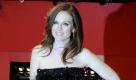 Hollywood-Schauspielerin Julianne Moore (49) achtet sehr auf ihre helle Haut mit Sommersprossen. Seit Jahren benutzt sie ausschließlich Sonnencreme mit einem sehr hohen Sonnenschutzfaktor. Auch am Strand halte sie sich bedeckt. Ich habe etwas, was ich einfach nur mein Outfit nenne: Ich trage einen langärmeligen Schutz gegen Hautausschläge und ein Paar lange Shorts. Es ist nicht sehr sexy, aber so bin ich verhüllt. Mein Mann hasst es. Aber wenn Sie mich jemals in einem Schwimmbad sehen, dann werde ich so was anhaben, sagte sie dem US-Magazin Allure. (dpa) Foto: dpa
