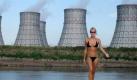 Ganz schön strahlend: 2009 wurde in Russland Miss Atom gewählt. Die Bewerberin Aljona Kirssanowa stieg in ihrem Bewerbungsvideo aus einem Fluss vor dem Atomkraftwerk Nowoworonesch. Ihr Motto «Atomkraft macht sexy» konnte ihr beim Siegen jedoch nicht helfen. Foto: dpa