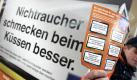 Der beste Vorsatz fürs neue Jahr: Nichtraucher werden! Die Aufschrift eines Werbezettels trifft den Nagel auf den Kopf: Das Rauchen aufzugeben ist ein fast so beliebter Vorsatz wie das Abnehmen. Deshalb werden Raucher in den ersten Jahreswochen von der Werbebranche besonders umgarnt. Foto: dpa
