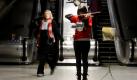 Die junge Musikerin Olivia Shotton aus Hammersmith Spielt in der Waterloo-U-Bahn-Station in London ein Stück für Violine. Das Konzert unter der Erde wird von der BBC unterstützt, die in der ausgerufenen Saison des Genies Mozart Menschen zum Hören der Musik des österreichischen Komponisten animieren will.  Foto: dapd