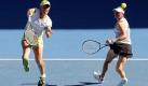 Kämpfen für den Sieg: Svetlana Kuznetsova und Vera Zvonareva geben den Ball nicht verloren. Im Finale des Damen-Doppels der Australian Open setzen sich die beiden Russinnen gegen ihre Gegnerinnen aus Italien durch. Foto: Mast Irham Foto: dpa
