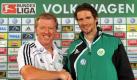 Der Trainer des VfL Wolfsburg, Steve McClaren (l), begrüßt am Montag (02.08.2010) auf einer Pressekonferenz in Wolfsburg den neuverpflichteten Nationalverteidiger Arne Friedrich. Foto: Jochen Lübke dpa/lni +++(c) dpa - Bildfunk+++ Foto: dpa