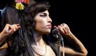 Amy Winehouse hat den Auftakt ihrer Europatournee völlig vergeigt. Ihre Fans buhten die Sängerin gnadenlos aus, als sie - offensichtlich betrunken - in Belgrad über die Bühne stolperte. Die 27-Jährige schaffte es bei den meisten Songs nur, völlig schief eine oder zwei Strophen zu singen, berichteten serbische Medien. Mehrfach verwechselte sie Belgrad während des 70-minütigen Auftritts mit New York und Athen. Winehouse war erst vor zwei Wochen aus einer Londoner Spezialklinik entlassen worden, die auf Suchtprobleme und psychische Krankheiten spezialisiert ist.
 Foto: dpa