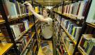 In den Bibliotheken müssen Hilfskräfte Bücher sortieren und den Klauböcken unter den Kommilitonen nachspüren. Das Ganze zum Tarif für wissenschaftliche Hilfskräfte. Foto: ddp