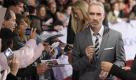 Der deutsche Regisseur Roland Emmerich gibt in Berlin auf dem roten Teppich der Premiere des Films Anonymous Autogramme. Der Historienthriller kommt am Donnerstag in die deutschen Kinos. Anonymous ist - untypisch für Emmerich - kein Katastrophenfilm mit Millionenbudget, sondern ein Film über Shakespeare. Foto: dapd