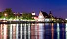 Das Wort 'Welterbe' wird am Samstag (28.05.11) in Regensburg auf das historische Salzstadl (r.) projiziert. Am Samstag wurde in dem Gebaeude das neue 'Besucherzentrum Welterbe' eroeffnet. Das neue Museum soll kuenftig Touristen und Einheimische mit den Schoenheiten der Welterbe-Stadt Regensburg vertraut machen. Den Besuchern sollen in einer interaktiven Ausstellung die Geschichte Regensburgs vom Roemerlager bis zur modernen Stadt und die Gruende fuer die Erhebung zum Welterbe nahegebracht werden, wie die Stadt mitteilte. (zu dapd-Text) Foto: Lennart Preiss/dapd Foto: dapd