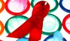 Der Aids-Erreger HIV kann resistent gegen bisher erfolgreich angewendete Medikamente werden. Davor warnte die Bundeszentrale für gesundheitliche Aufklärung. Dieses Risiko sei in Ländern mit einer hohen Infektionsrate wesentlich stärker als in Ländern mit einer niedrigen Rate. Medikamente fehlten dort oft und könnten nicht regelmäßig genug eingenommen werden. Foto: dpa
