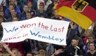 Stolz reckt ein Fan der deutschen Nationalmannschaft ein Plakat hoch mit der Aufschrift: We won the last game in Wembley. Foto: news.de/dpa